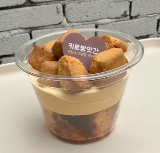 황치즈 크럼블 치즈케이크